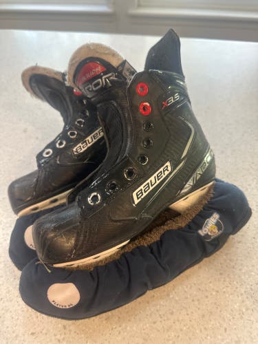 Black 2021 Bauer Vapor X3.5 Hockey Skates Regular Width Size 1.5 (Used)