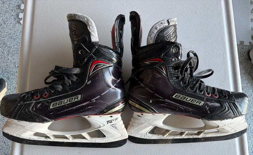Black 2017 Bauer Vapor X900 Hockey Skates Regular Width 7 (Used)