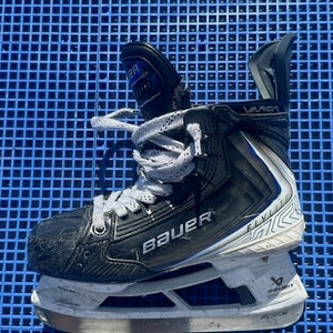 2025 Bauer Vapor Flylite Hockey Skates Size 4.5 Fit 2, 2 sets of runners included (Used)