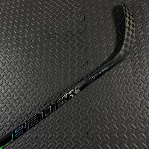 SR Bauer Twitch Right Handed Hockey Stick P28 87 Flex (New) - Black