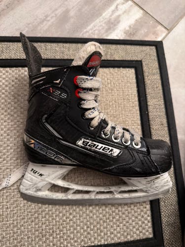 2021 Bauer Vapor X3.5 Hockey Skates Regular Width Size 2 (Used)