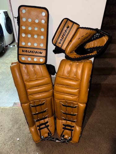 34" Vaughn Regular Goalie Full Set (Used)
