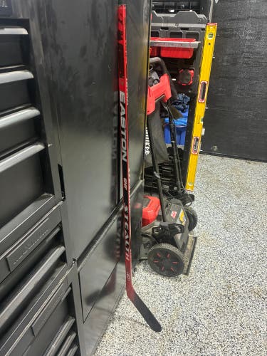 Senior Easton Stealth CNT Left Hand Hockey Stick Heel Pattern 100 Flex Pro Stock (Used)