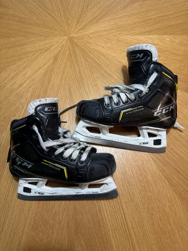 2020 CCM Super Tacks 9370 Hockey Goalie Skates Regular Width Size 2.5 (Used)