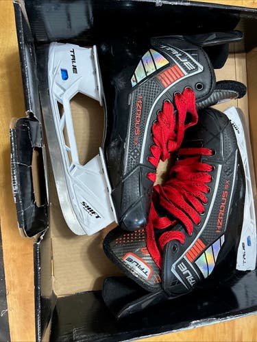 Black True HZRDUS 5x Hockey Skates Wide Width 9.5 (Used)