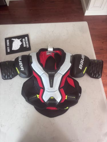 Medium Intermediate Bauer Vapor Hyperlite Shoulder Pads (Used)