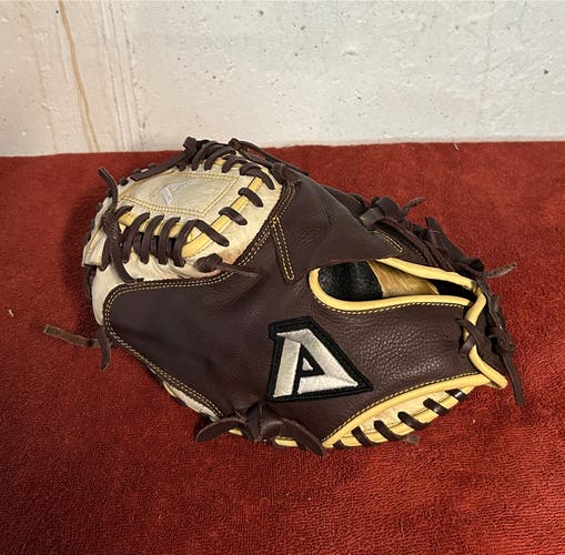 Akadema AGC 98 Catchers Mitt.  LHT 32”