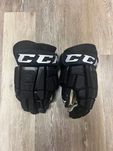 CCM HGCLPR U+ Crazy Light Pro Stock Gloves Black LA Kings 14 Inch