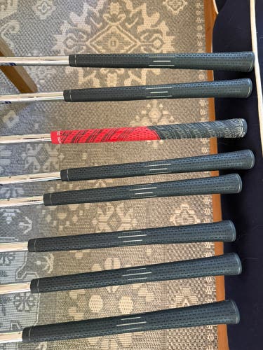 Men's Ping G Right Handed Iron Set Regular Flex (8 Clubs) #4 - #9, PW, GW (Used)
