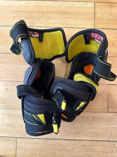 Junior Large CCM Tacks 9080 Elbow Pads (Used)