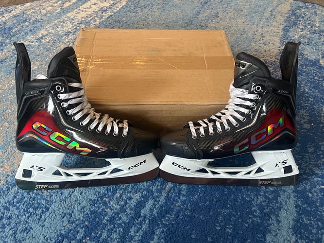 Black 2025 CCM JetSpeed FT8 Pro Hockey Skates Regular Width Pro Stock 10.5 (New)