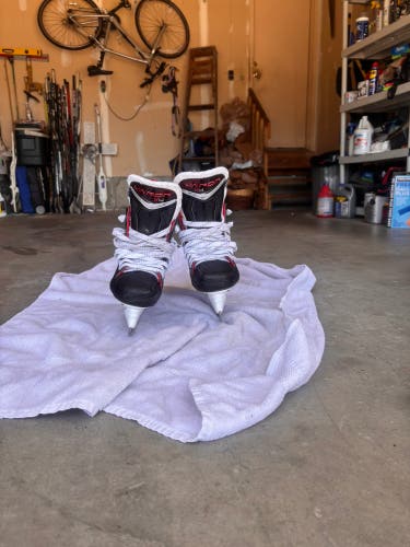 2023 Bauer Vapor X4 Hockey Skates Regular Width 8 (Used)