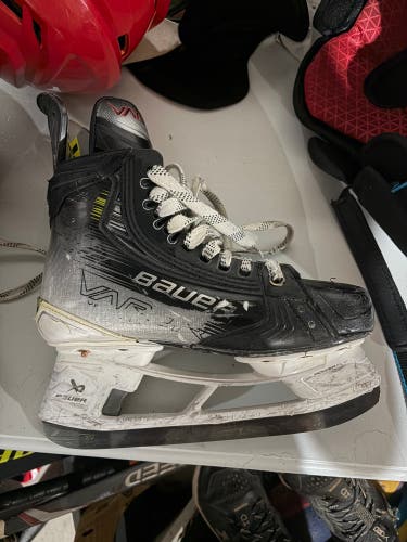 2023 Bauer Vapor Hyperlite 2 Hockey Skates Size 4.5 (Used)