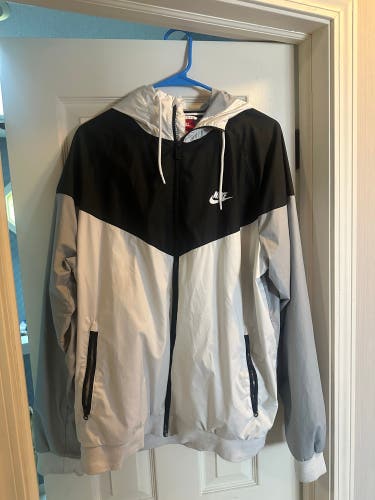 White Men's XL Nike Windbreaker