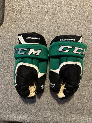 CCM HG12 Gloves 14" Pro Stock UND (Used)