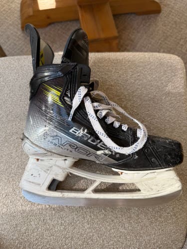 2023 Bauer Vapor Hyperlite 2 Hockey Skates Regular Width 6 (Used)