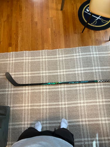 Senior Bauer Pulse RH Hockey Stick P28 77 Flex