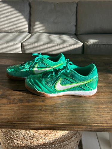 Unisex Size M 8.0 (W 9.0) Nike Tiempo legend Indoor Cleats (New)