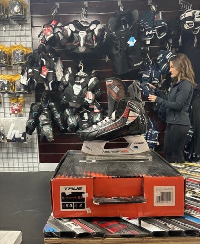 2023 True HZRDUS 5x Hockey Skates Regular Width Size 5 (New)