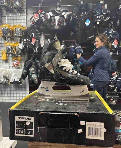 2022 True Catalyst 7 Hockey Skates Regular Width Size 5 (New)