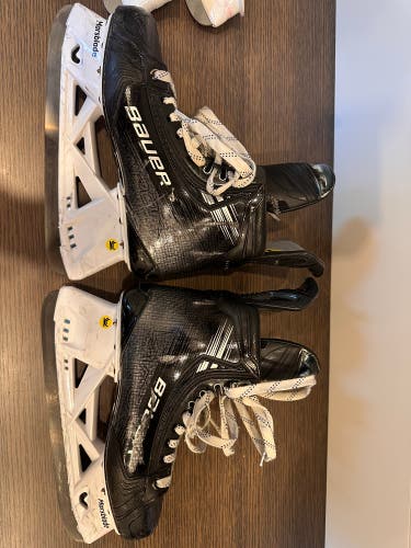 Black 2023 Bauer Vapor Hyperlite 2 Hockey Skates Regular Width Pro Stock 8.5 (Used)
