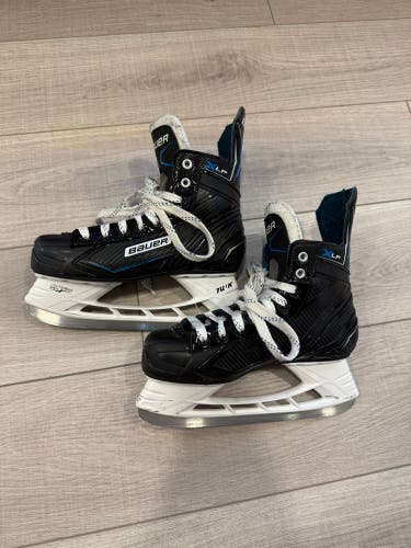 Black Bauer XLP Hockey Skates Regular Width 8 (Used)
