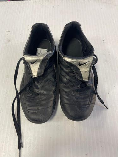 Used Nike Senior 7 Indoor Soccer Indoor Cleats 11860-c000271295