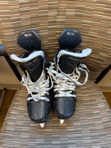Black 2024 Bauer Supreme Matrix Hockey Skates Extra Wide Width 6 (Used)