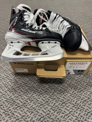 Bauer Vapor Fly40 Hockey Skates Extra Wide Width Size 2.5 (New)