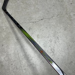 77 Flex P28 Senior Bauer Vapor Hyperlite2 Right Hand Hockey Stick (New) Pro Stock