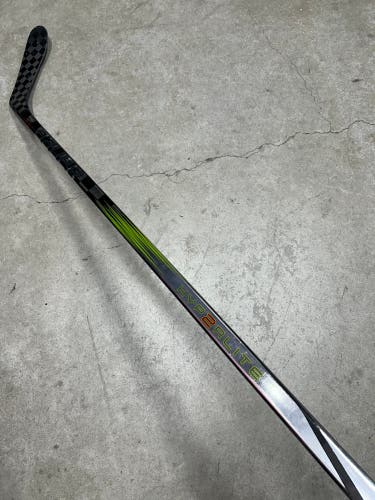 77 Flex P28 Senior Bauer Vapor Hyperlite2 Right Hand Hockey Stick (New) Pro Stock