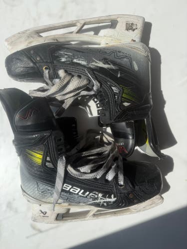 2023 Bauer Vapor Hyperlite 2 Hockey Skates Regular Width 6.5 (Used)