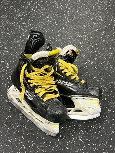 Used Bauer Supreme 2s Junior Hockey Skate Junior 02.5 11849-s000036822