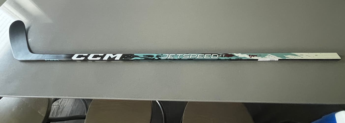 Senior CCM FT9 Pro Right Handed Hockey Stick P28 65 Flex (New)