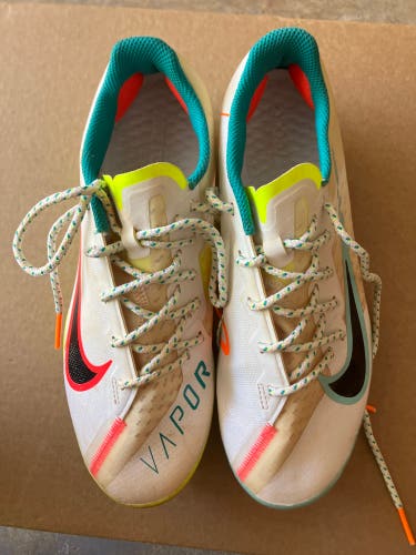 White Men's Size M 7.0 (W 8.0) Adult Nike Metal Cleats (Used)
