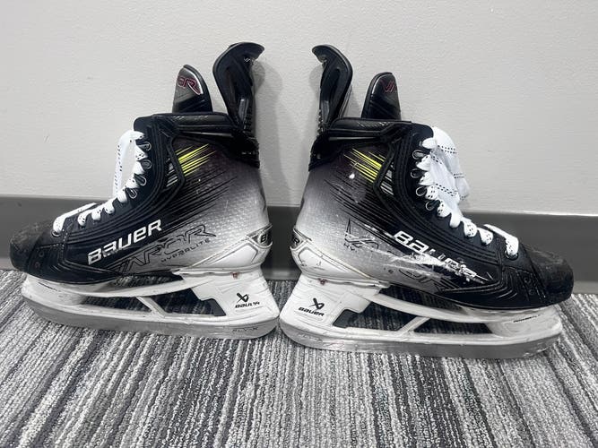 2023 Bauer Vapor Hyperlite 2 Hockey Skates Regular Width Size 5 (Used)