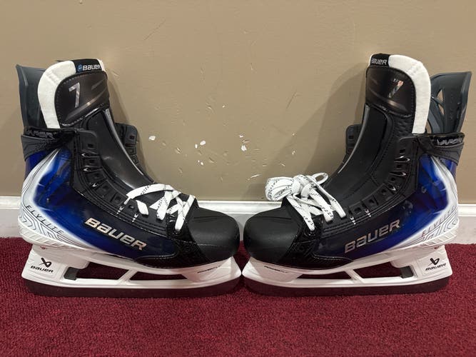 Blue  Bauer Vapor Flylite Hockey Skates Regular Width Pro Stock 9 (New) Item#PSBBB9