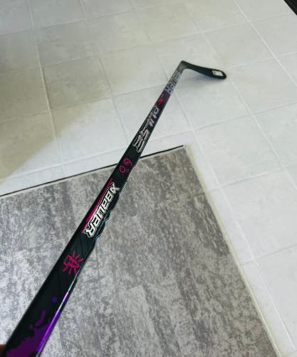 Junior Bauer Pulse Grafiti Right Handed Hockey Stick P92 55 Flex (New)