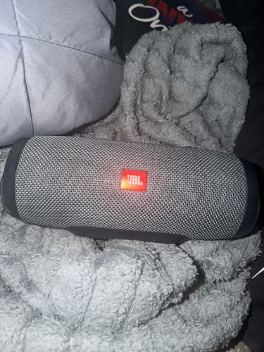 JBL Flip 5 Speaker like new