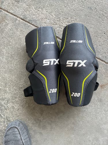 Medium Youth STX Stallion 200 Arm Pads (Used)
