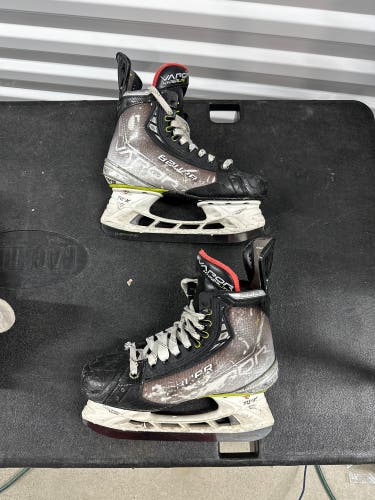 2021 Bauer Vapor Hyperlite Hockey Skates Regular Width Size 4 (Used)