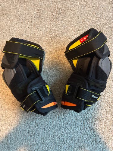Senior Medium CCM Tacks 9080 Elbow Pads (Used)