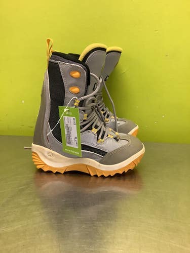 Used Airwalk Thinsulate Junior 06 Boys' Snowboard Boots 11686-s000038380
