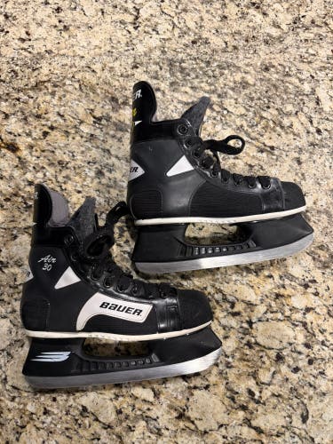 Black Bauer Air 30 Hockey Skates Regular Width Size 4 (Used)