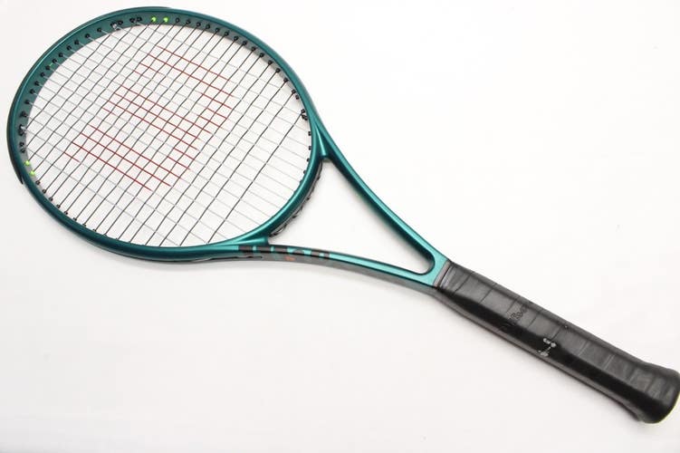 2024 WILSON BLADE 100UL VER 9 TENNIS RACQUET (4 1/4) WILSON DEALER DEMO
