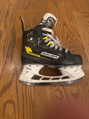 Black 2023 Bauer Supreme Hockey Skates Regular Width Size 3 (Used)