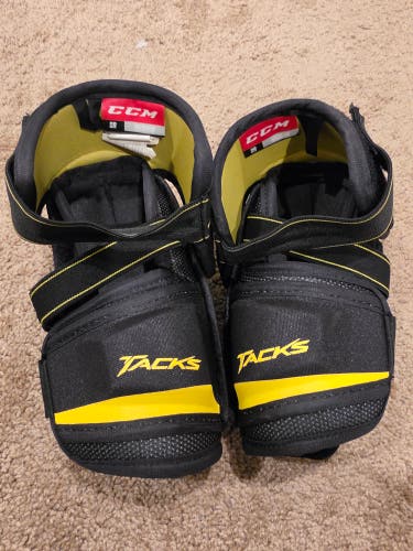 Senior Medium CCM classic Elbow Pads (Used)