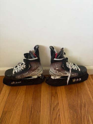 2021 Bauer Vapor Hyperlite Hockey Skates 5.5 (Used)