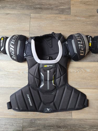 Medium Junior Bauer Supreme M5 Pro Shoulder Pads (Used)