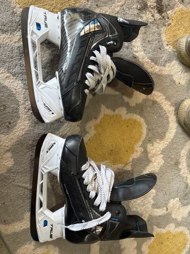 Black 2023 True Pro Custom Hockey Skates Wide Width 7.5 (Used)